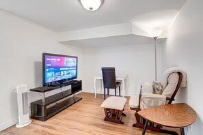 Interior - Urban Oasis • 1 Min to Subway DT & YYZ •5 Parking (Toronto)