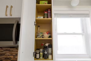 Interior - Urban Oasis • 1 Min to Subway DT & YYZ •5 Parking (Toronto)