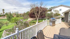 A deck with outdoor furniture and a barbecue grill, surrounded by a white fence and a garden with flowering plants. - COF House by Avantstay Hillside Deck + Skylit Kitchen Paso Robles Wine Country (Paso Robles)