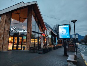 Ein modernes Gebäude mit einer großen Glasfassade und einem Schild, auf dem 'Hanusia' steht.