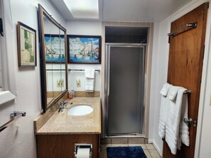 Hair dryer, towels, soap, shampoo - Classic Lakefront Cabin • Cool Mountain Vibes • 12 Mins to Cashiers (Glenville)