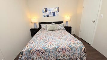 Tabla de planchar con plancha, wifi y ropa de cama