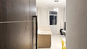 Quarto de hotel moderno com cama, escrivaninha e cadeira.