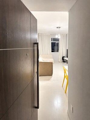 Ein modernes Hotelzimmer mit Bett, Schreibtisch und Stuhl.