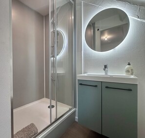 Bathroom - Casa Viasud #4 - T2 climatisé - Centre Brive/Gare (Brive-la-Gaillarde)