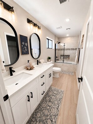 Hair dryer, towels, soap, toilet paper - Blue Horizon • 5 minutes to Launch Ramp + Lake Views + Game Room! (Lake Havasu City)
