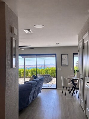 Living area - Blue Horizon • 5 minutes to Launch Ramp + Lake Views + Game Room! (Lake Havasu City)