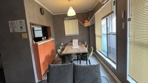 Un espacio habitable compacto con sofá, mesa de comedor y sillas.