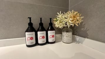 Apartamento Confort, balcón, vistas a la montaña | Servicios del cuarto de baño