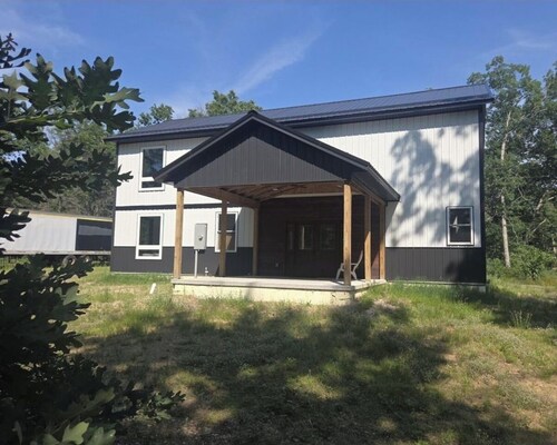 Lovely 3-bedroom newly constructed barndominium perfect for relaxing stays.