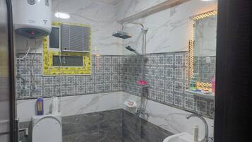 Basic Apartment, Balcony, City View | Bathroom | Free toiletries, towels, soap, shampoo