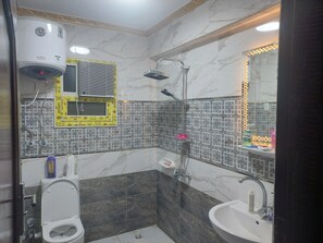 Basic Apartment, Balcony, City View | Bathroom | Free toiletries, towels, soap, shampoo - Mony Pyramids  (Cairo)