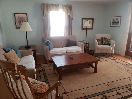 Golden Meadows Farm, a Pet-Friendly Country Farm House 
Poindexter, VA