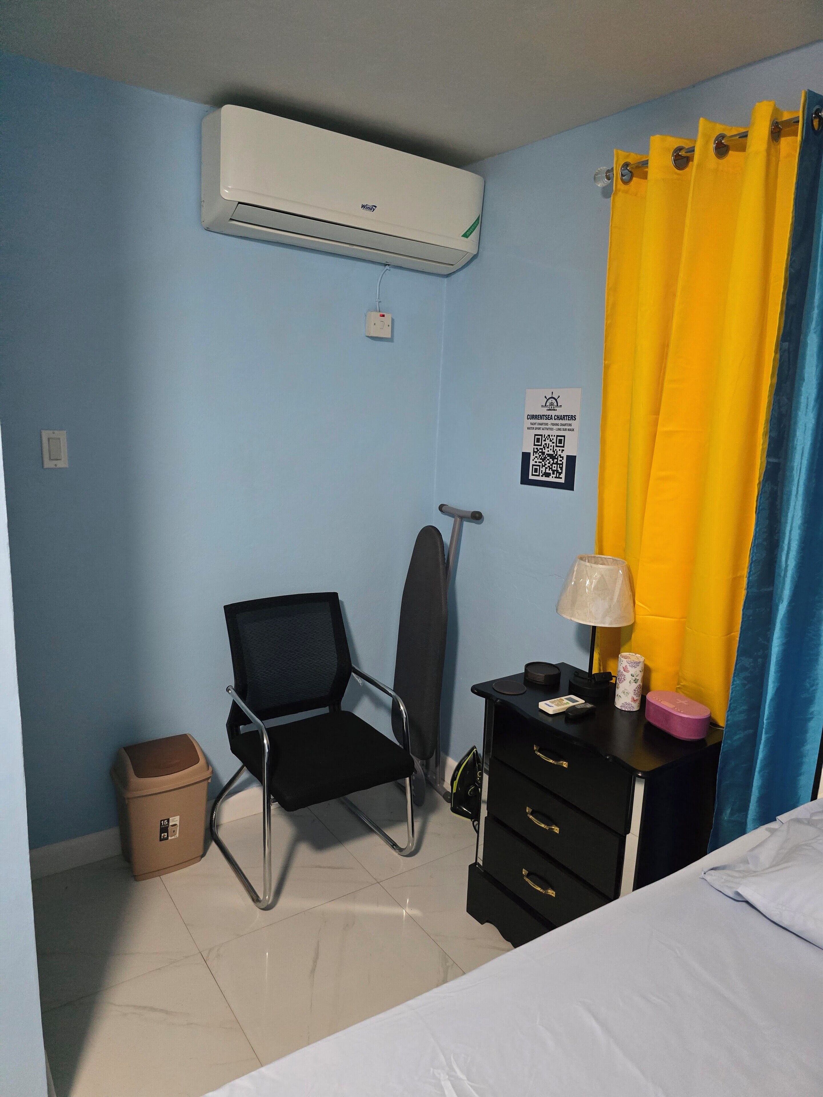 Tabla de planchar con plancha, wifi gratis y ropa de cama 