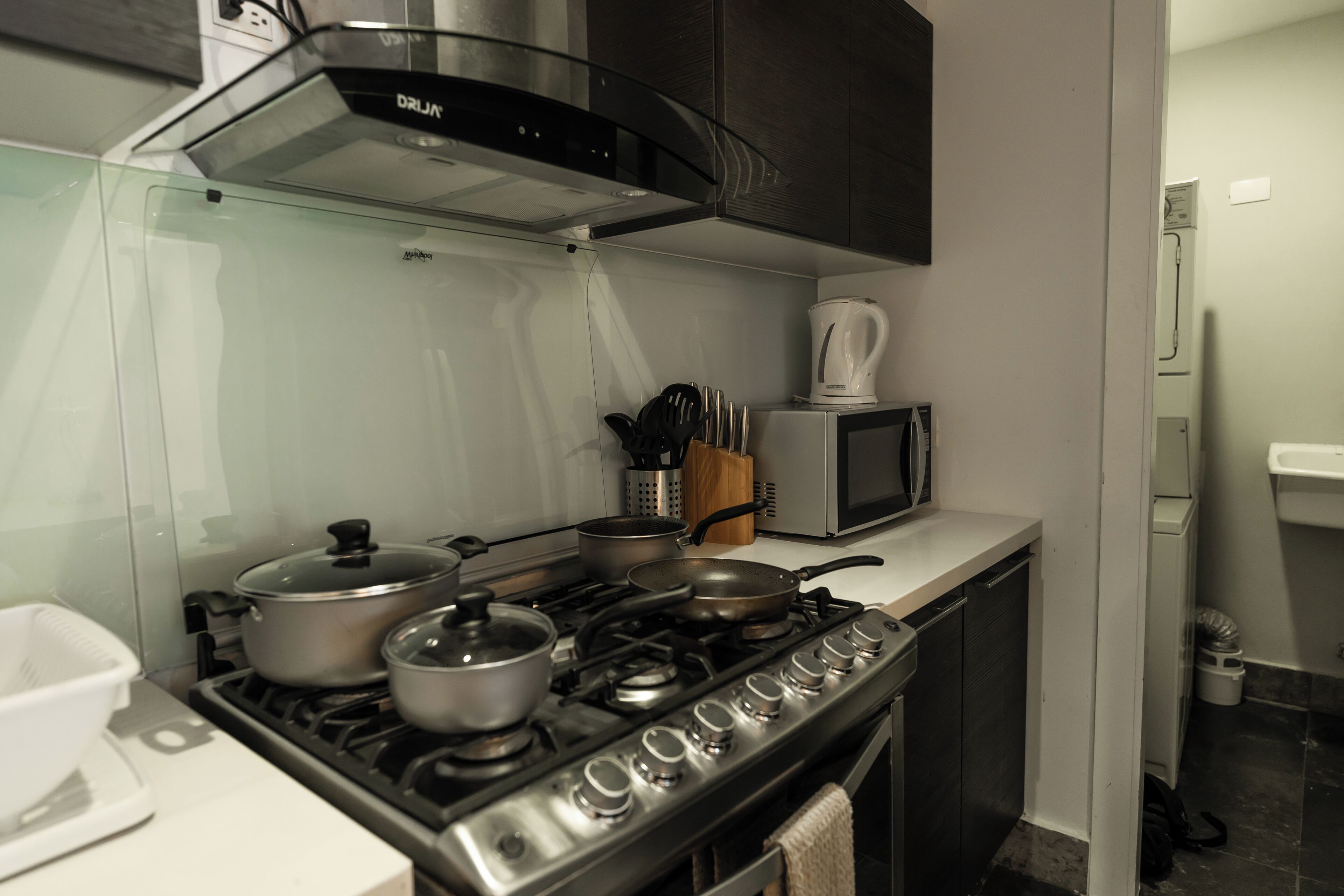 Four, batterie de cuisine, vaisselle et ustensiles