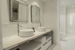 Quarto casal, vista para a baía | Banheiro | Produtos de toalete grátis, secador de cabelo, toalhas de banho 