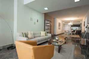Double Room, Bay View | Living area - Apto 14J en YOO Vista al mar con 2 BR (Panamá)