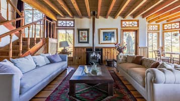 Smart TV, fireplace, stereo