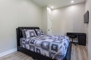 A bedroom with a bed, a desk, and a chair. - Charming 1-bedroom apartment with AC in vibrant Brooklyn (Brooklyn)