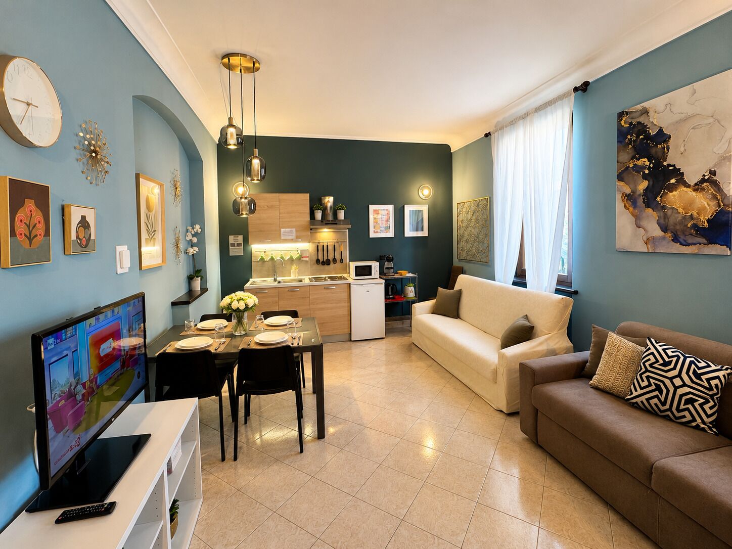 Un saló modern amb televisió, sofà i zona de menjador.