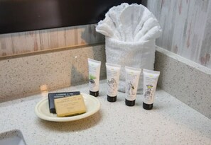Habitación Confort, 2 camas de matrimonio, no fumadores | Servicios del cuarto de baño | Ducha y bañera combinadas y artículos de higiene personal gratuitos