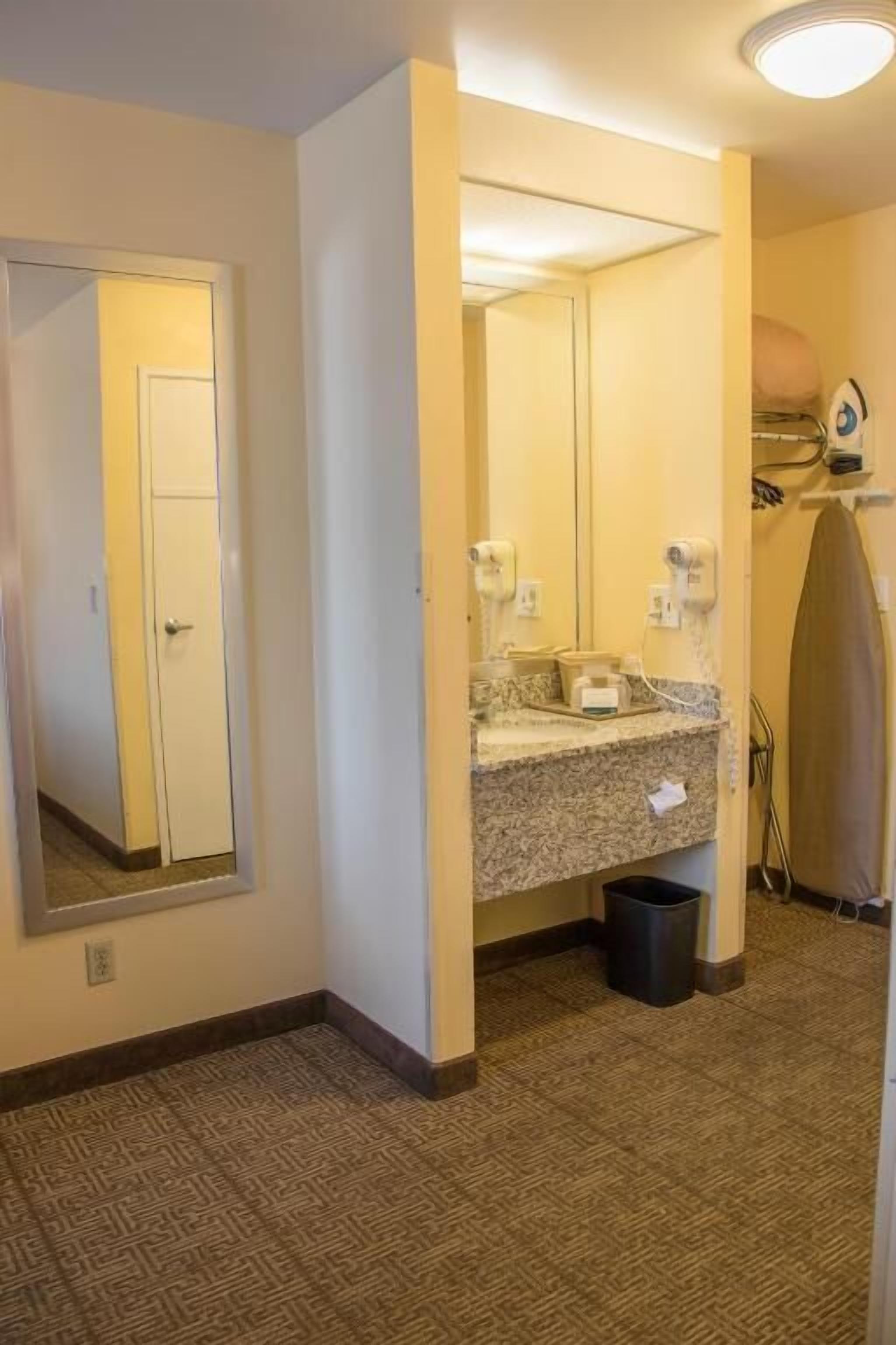Combined shower/tub, free toiletries, hair dryer, towels