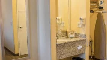 Combined shower/tub, free toiletries, hair dryer, towels