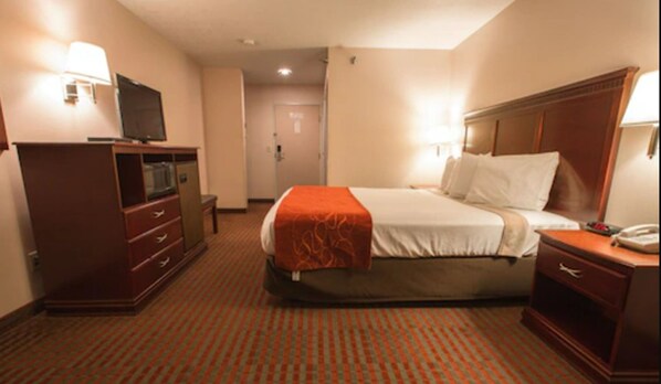 Desk, laptop workspace, iron/ironing board, WiFi (free) - Merced Hotel - Gateway to Yosemite (Merced)