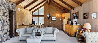 Golden Hour Lodge by Avantstay BBQ + Great Room + Multiple Decks Lake & Sunset Views