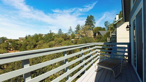Golden Hour Lodge by Avantstay BBQ + Great Room + Multiple Decks Lake & Sunset Views