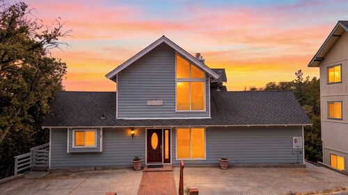 Golden Hour Lodge by Avantstay BBQ + Great Room + Multiple Decks Lake & Sunset Views