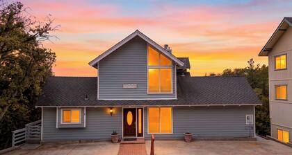 Golden Hour Lodge by Avantstay BBQ + Great Room + Multiple Decks Lake & Sunset Views