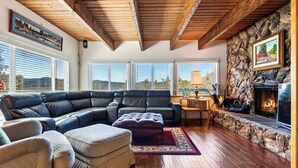 Unclassified image, 5 of 47, button - Golden Hour Lodge by Avantstay BBQ + Great Room + Multiple Decks Lake & Sunset Views (Lake Arrowhead)