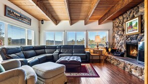 House (4 Bedrooms) | Interior - Golden Hour Lodge by Avantstay BBQ + Great Room + Multiple Decks Lake & Sunset Views (Lake Arrowhead)