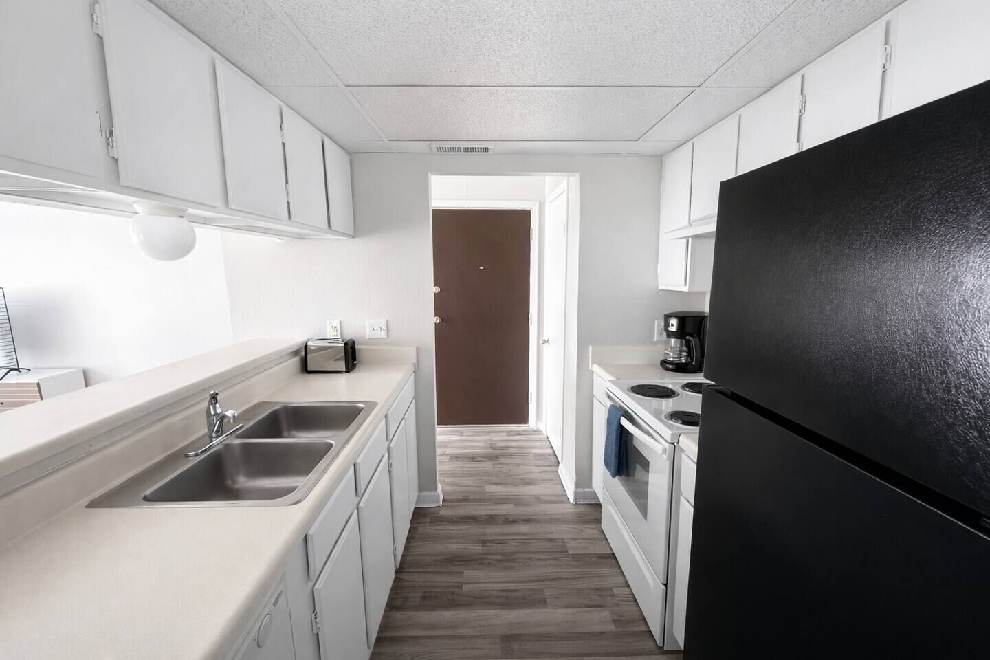 Coffee/tea maker, fridge