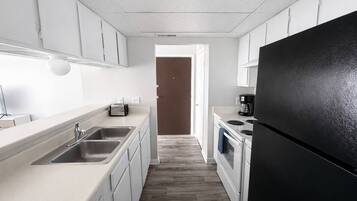 Coffee/tea maker, fridge