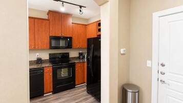 Coffee/tea maker, fridge