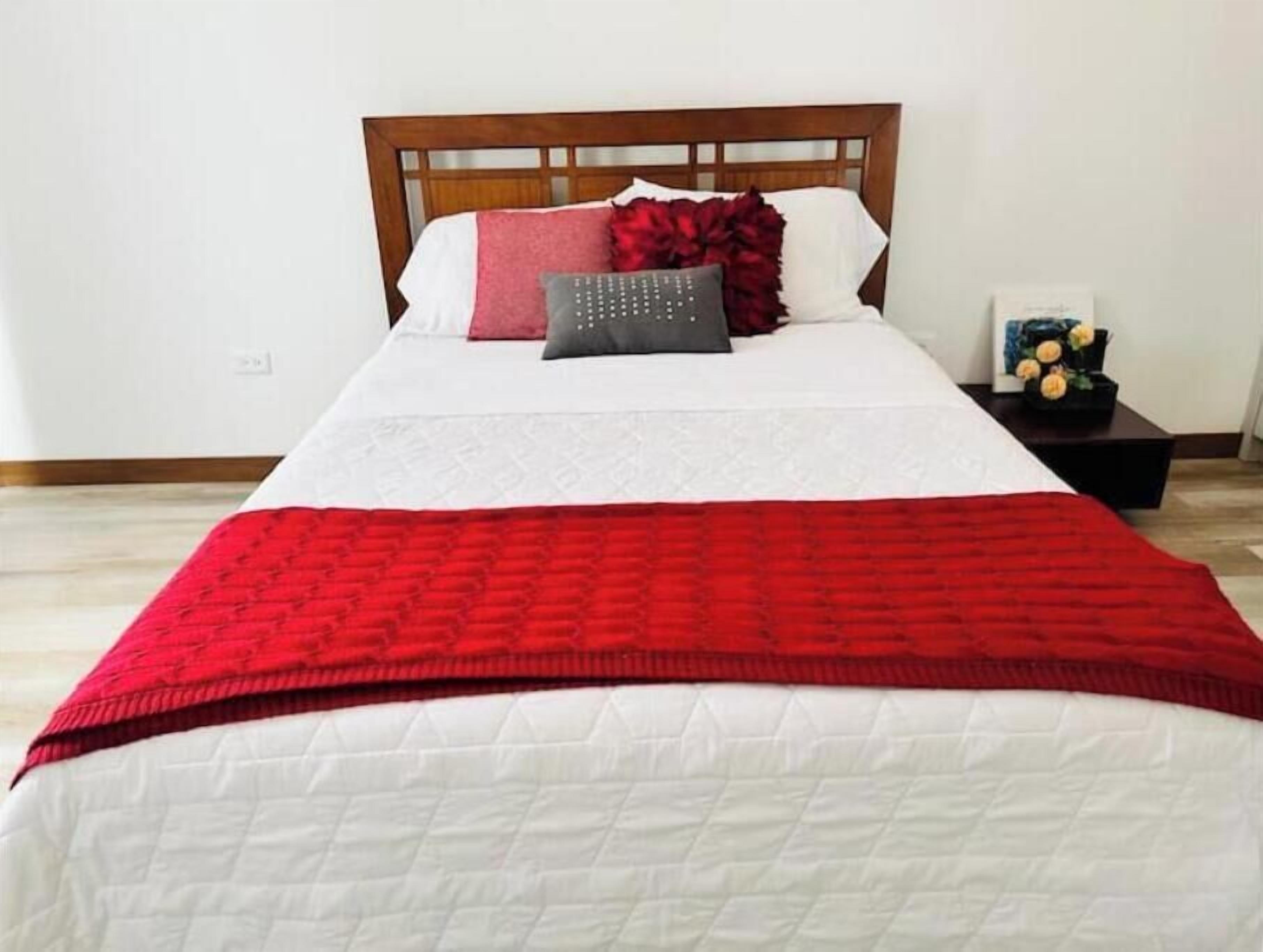3 bedrooms, WiFi (free), bed sheets
