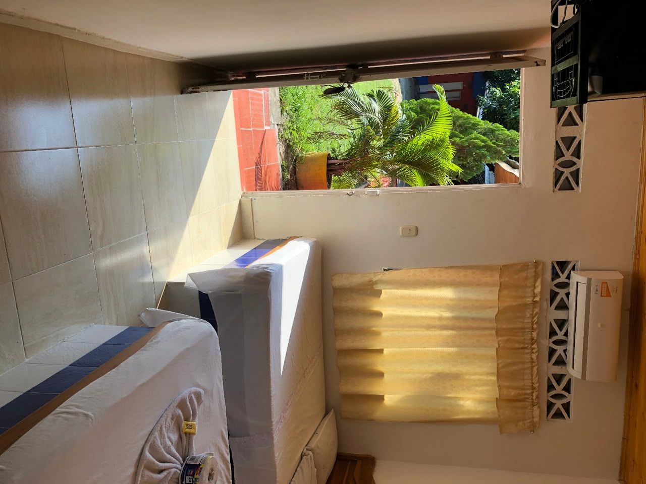 Quarto quádruplo básico, varanda, vista para a piscina