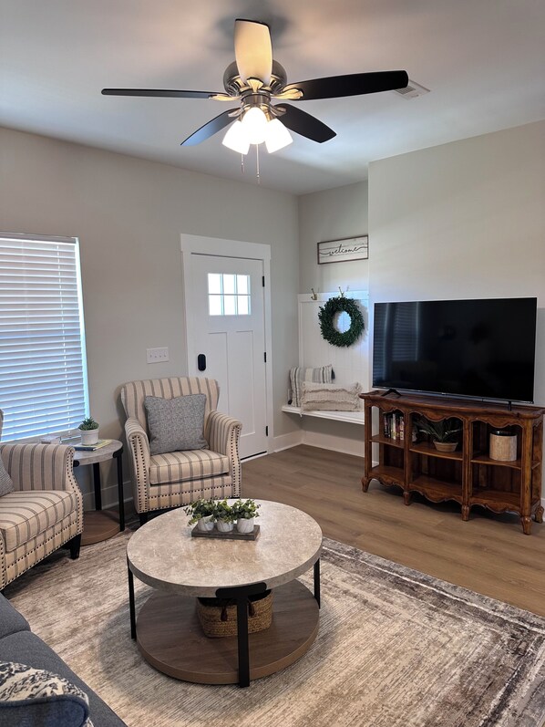 Living area - Cozy Cottage in peaceful setting (Dothan)