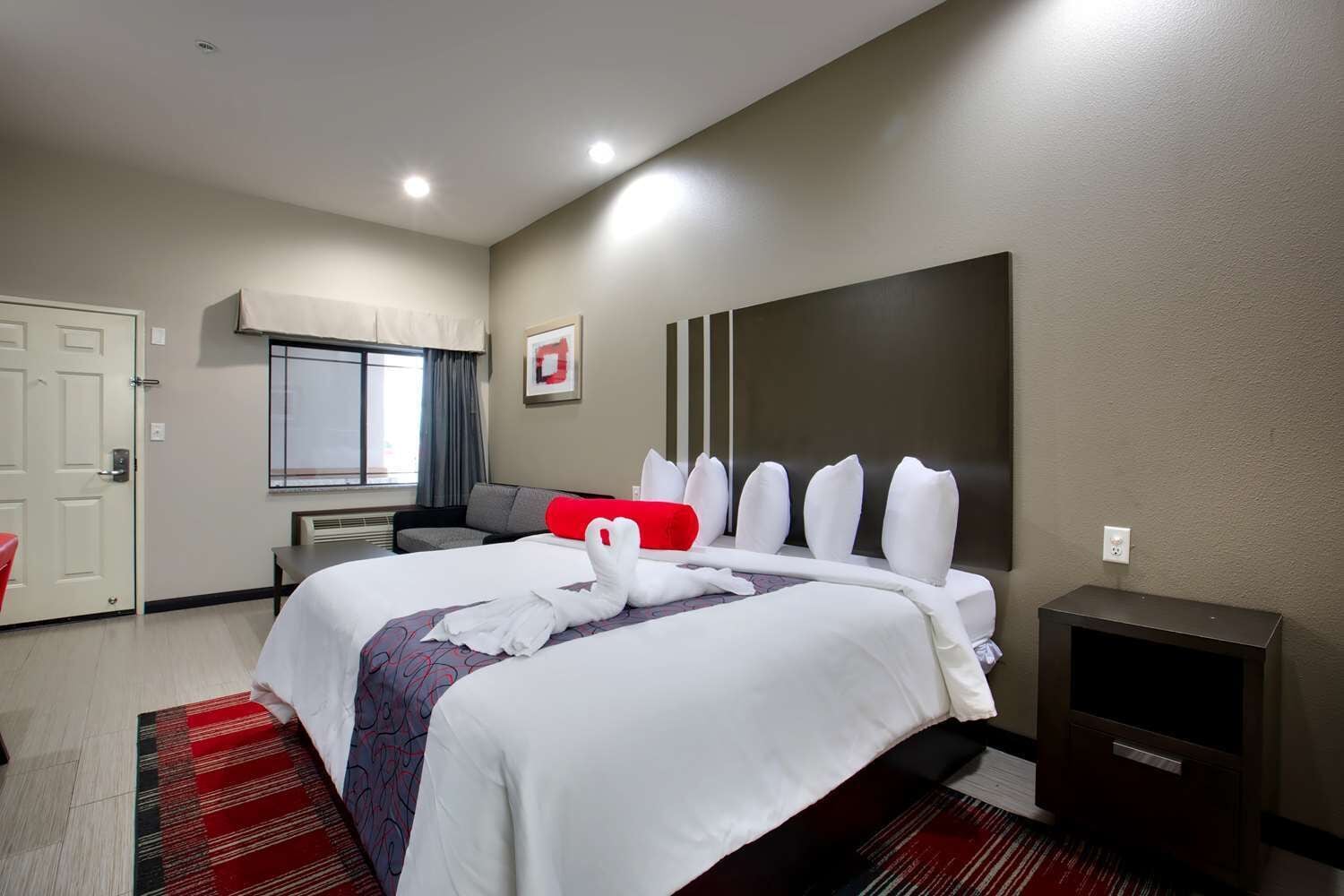 Deluxe Suite, 1 King Bed, Smoking | Desk, laptop workspace, iron/ironing board (on request), WiFi (free)