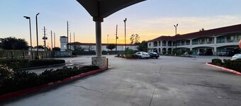 Humble Inn & Suites