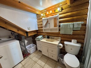 Haartrockner, Handtücher, Seife, Toilettenpapier