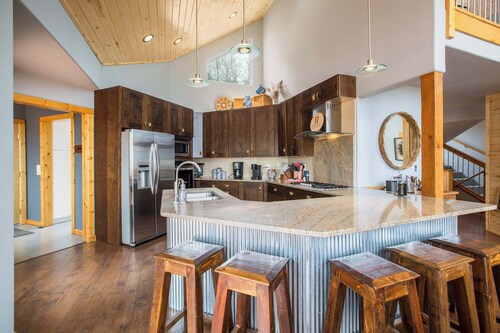RidgeWalk Lodge and Treehouse - Sleeps 17, Views