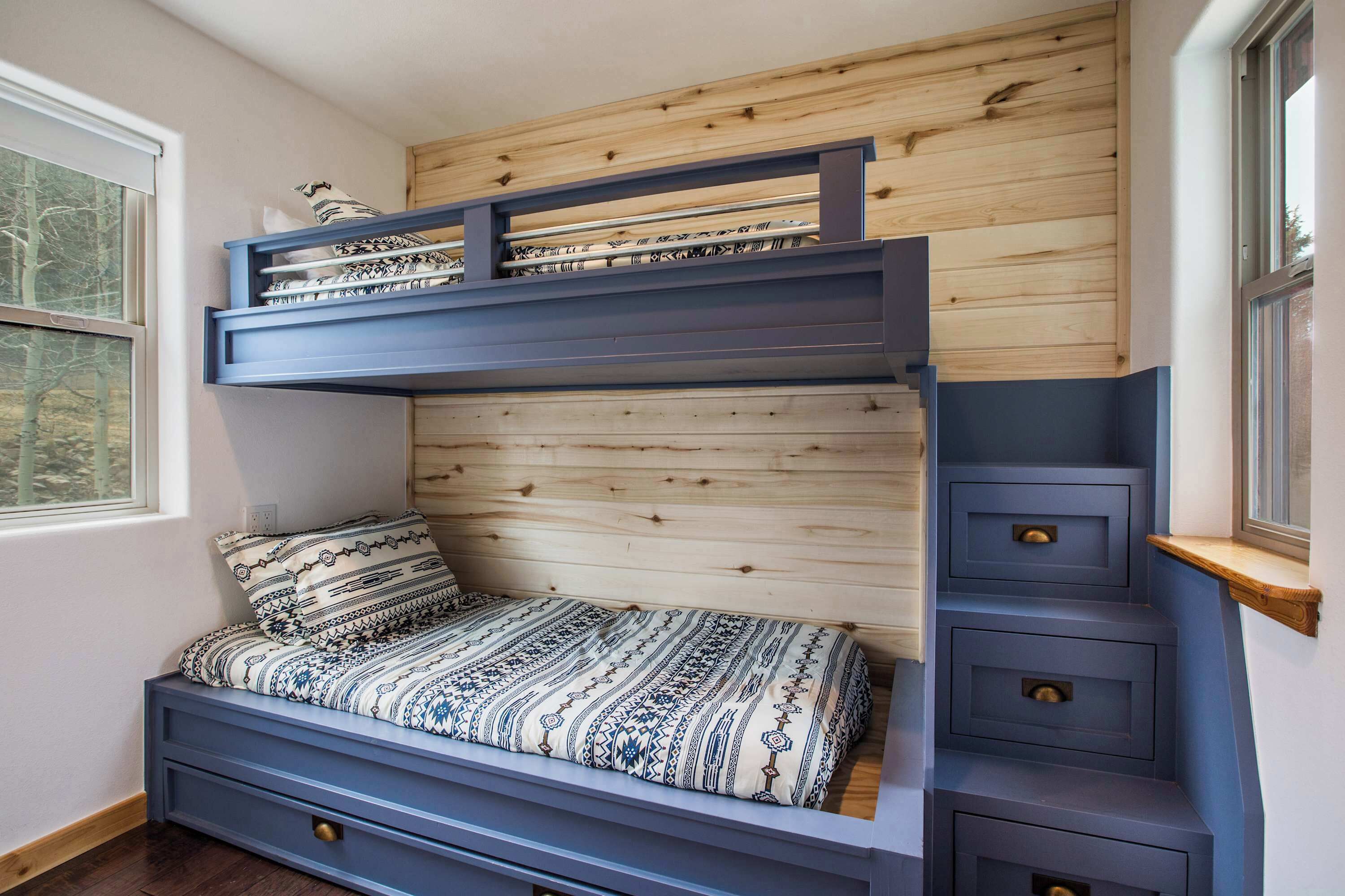 6 bedrooms, desk, iron/ironing board, travel cot