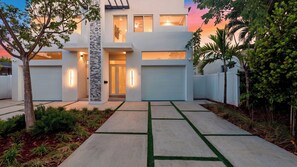 A modern two-story house with a garage, a covered driveway, and a landscaped front yard. - Park & Palm by Avantstay Private Pool + 4 Ensuite Baths + BBQ Victoria Park + Las Olas (Fort Lauderdale)