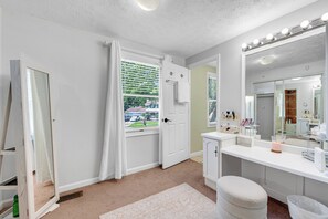 Bathroom - Peaceful home •Free Parking •Fast Wi-Fi (Silver Spring)