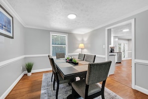 Dining - Peaceful home •Free Parking   •Fast Wi-Fi (Silver Spring)