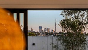 Eine Stadtansicht mit verschiedenen Gebäuden und einem markanten Turm.