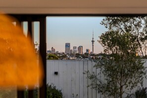 Eine Stadtansicht mit verschiedenen Gebäuden und einem markanten Turm.